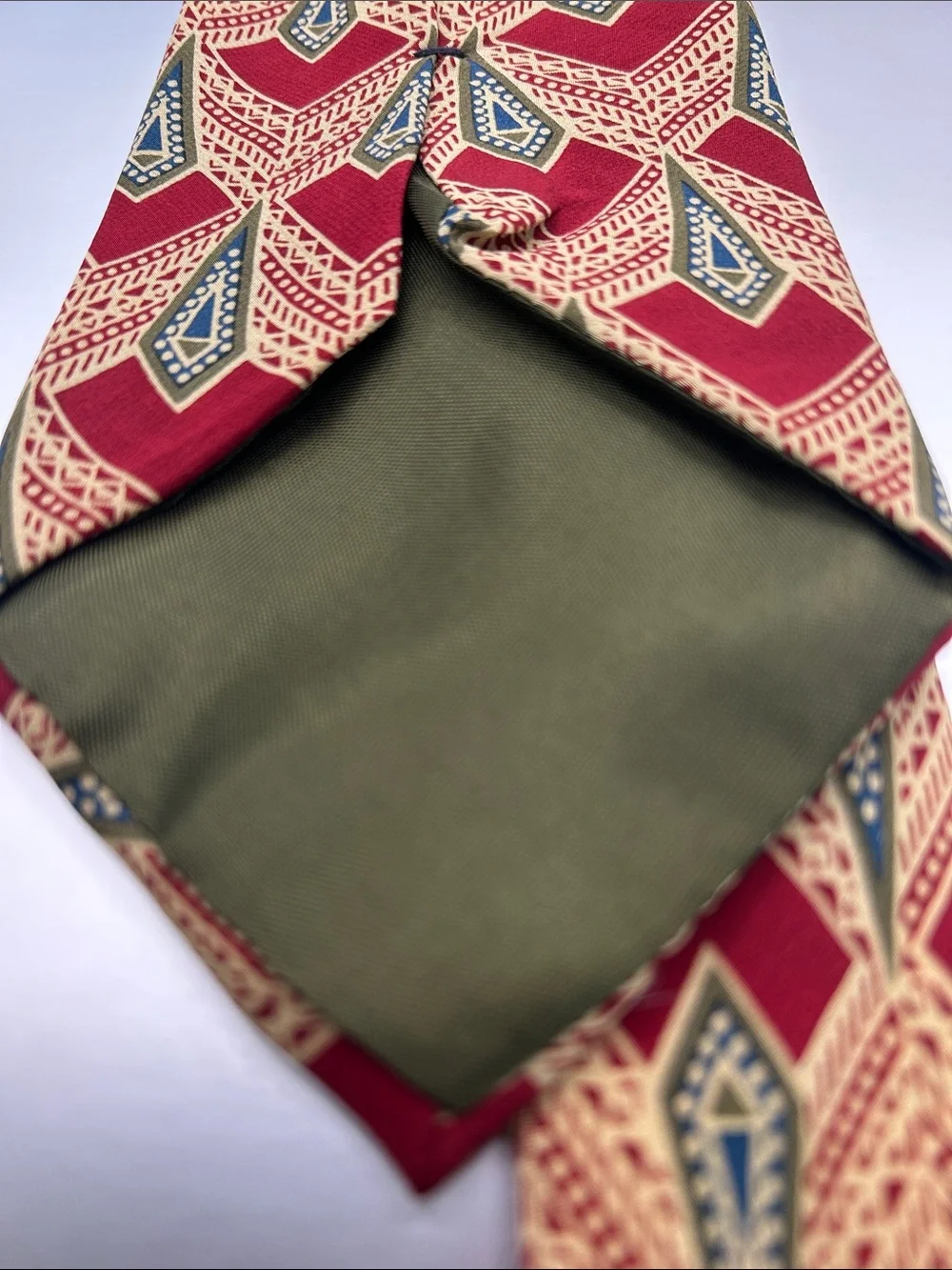 Chaps Ralph Lauren Men’s 100% Silk Tie Red Green Tan Geometric Pattern